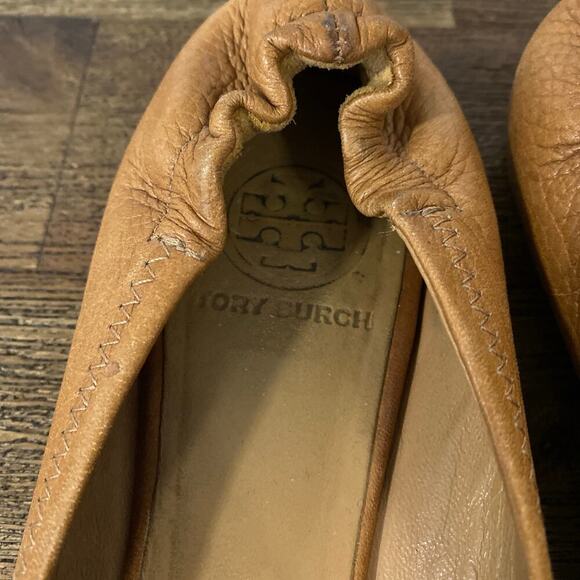 TORY BURCH Reva Pebbled Leather Camel Brown Ballet Flats Logo Emblem Size 8 - Picture 4 of 7